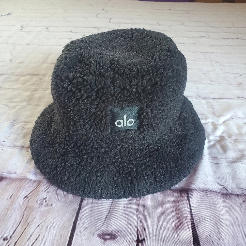 ALO Yoga Foxy Sherpa Bucket Hat Black Medium Large
